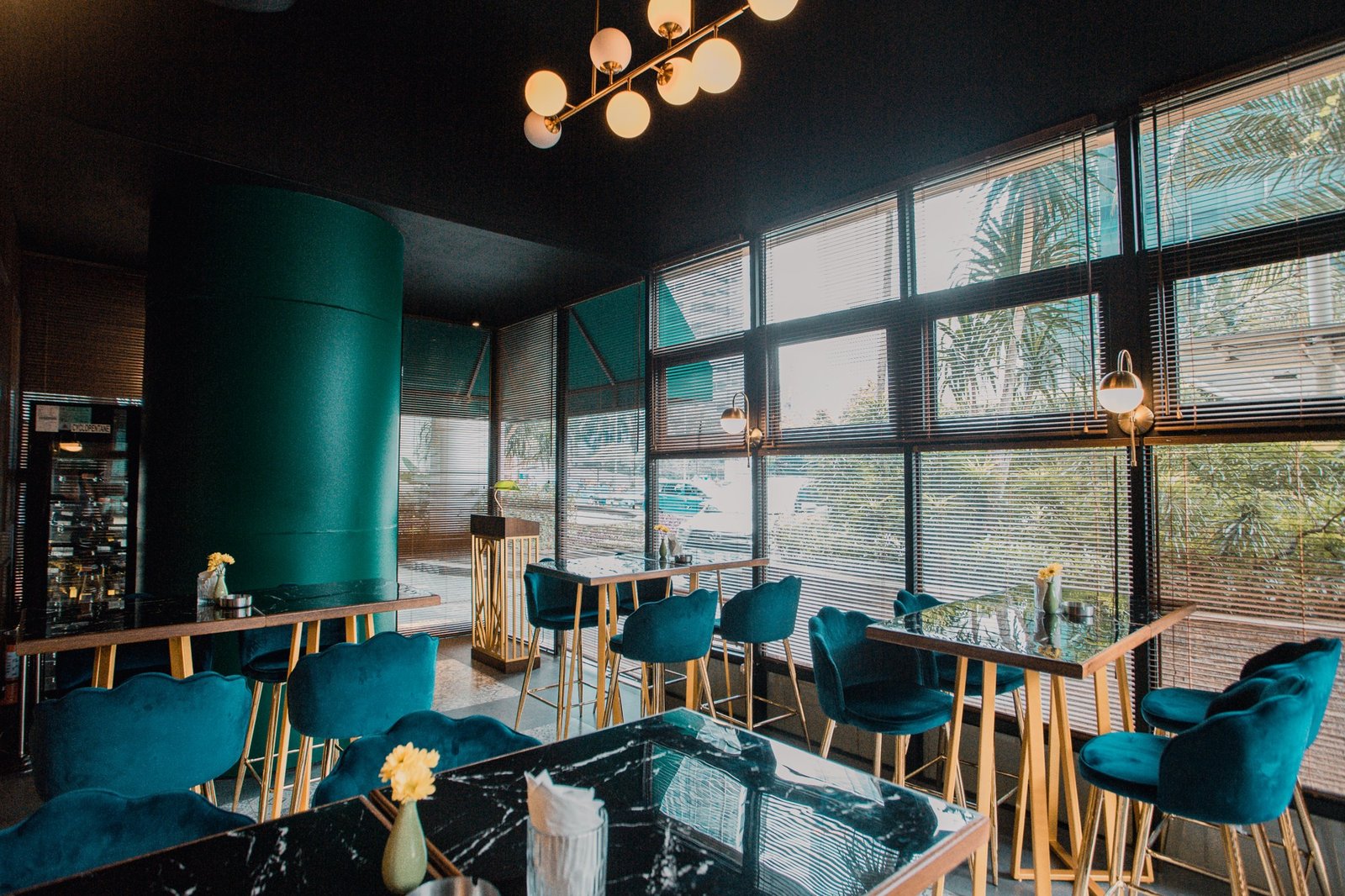 Interior restoran di Kuningan City dengan kursi hijau toska